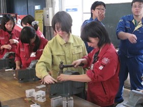 大学院女子学生が活躍(真ん中の黄色い作業服の学生)